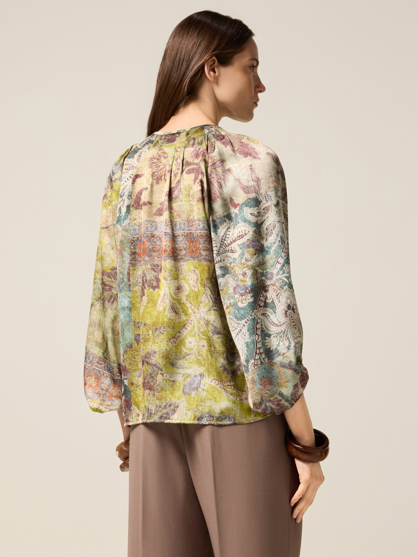 Blusa in raso fantasia image number 1