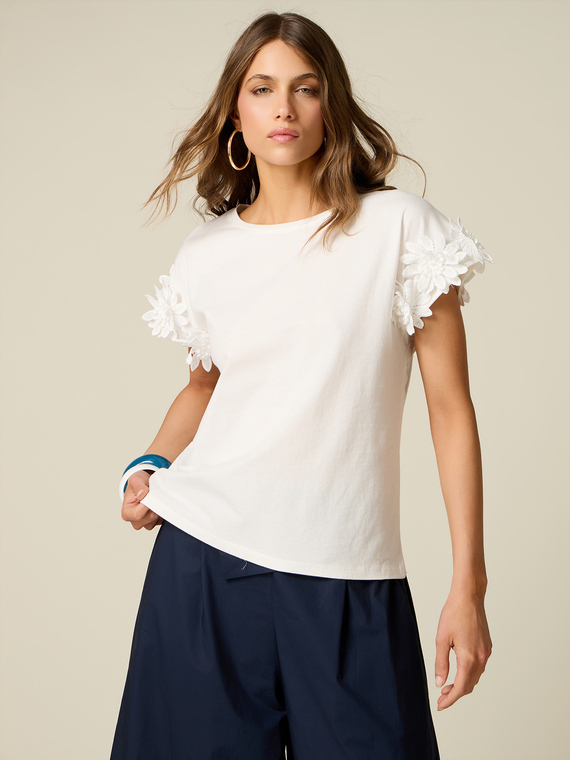 T-shirt with floral lace appliqu&eacute;s