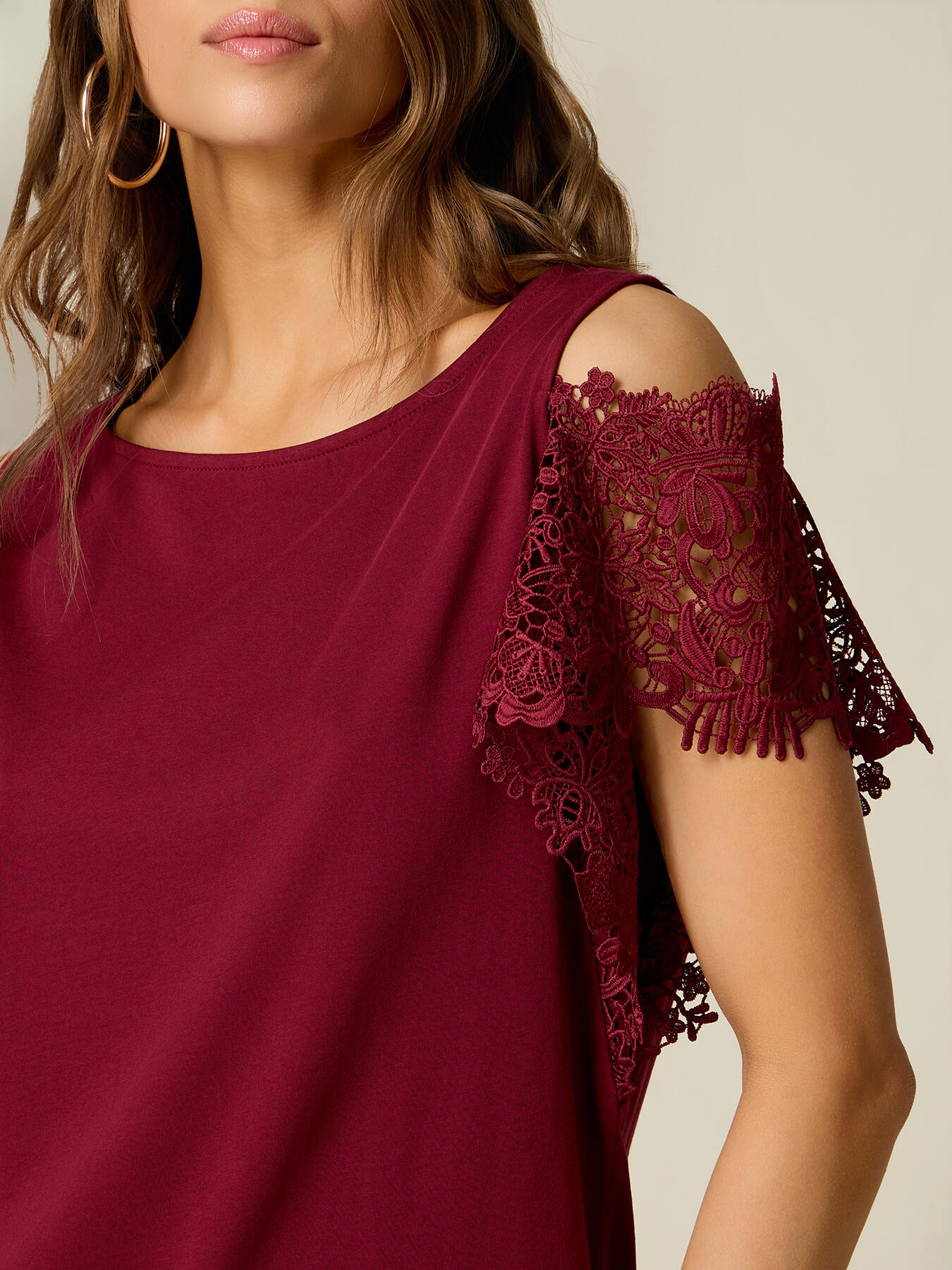 T-shirt con maniche in pizzo e cut-out image number 2