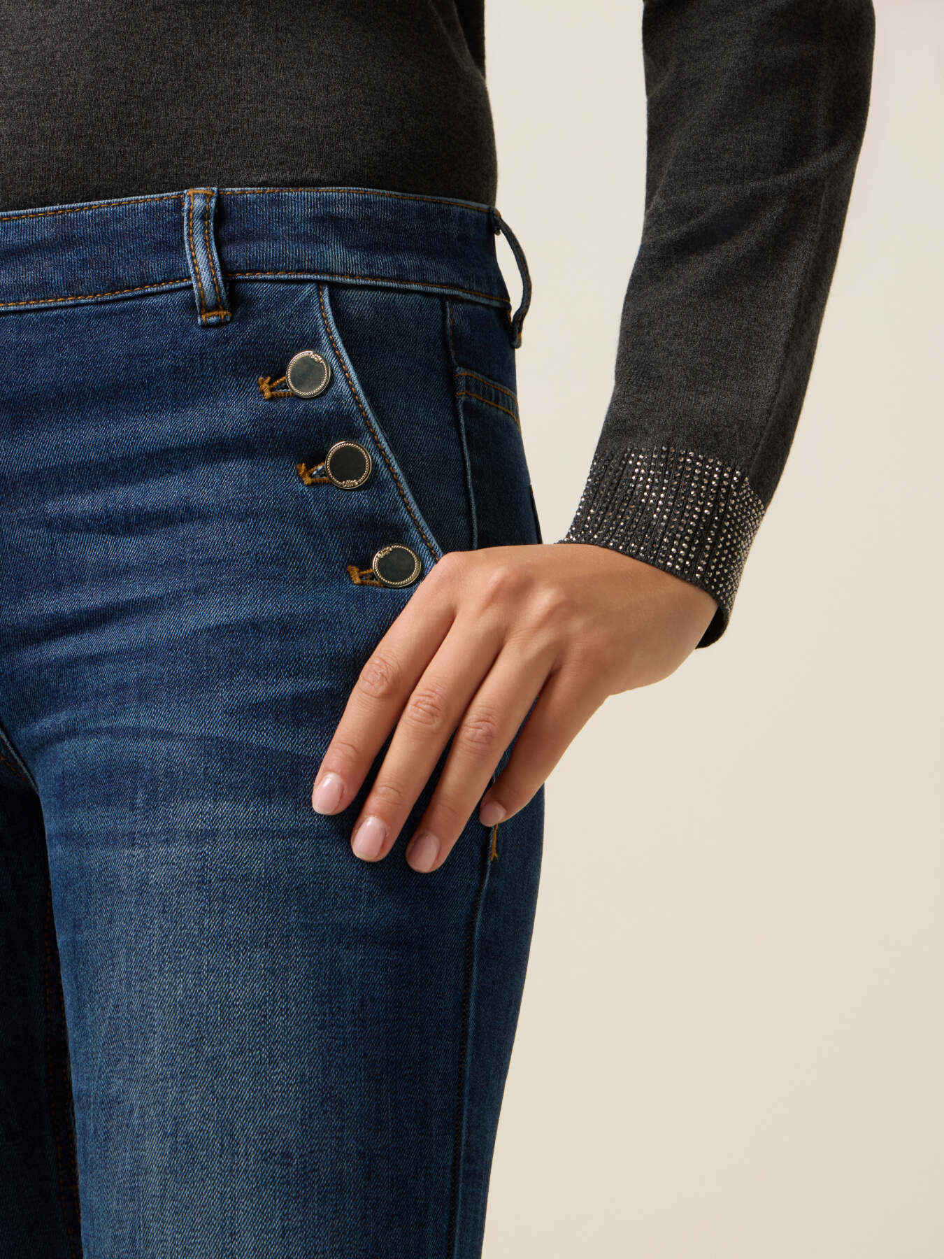 Schlagjeans mit Knopfdetail image number 2
