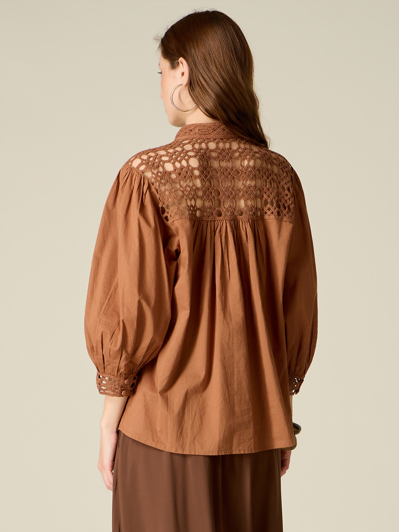 Blouse en coton avec inserts en macram&eacute; image number 1