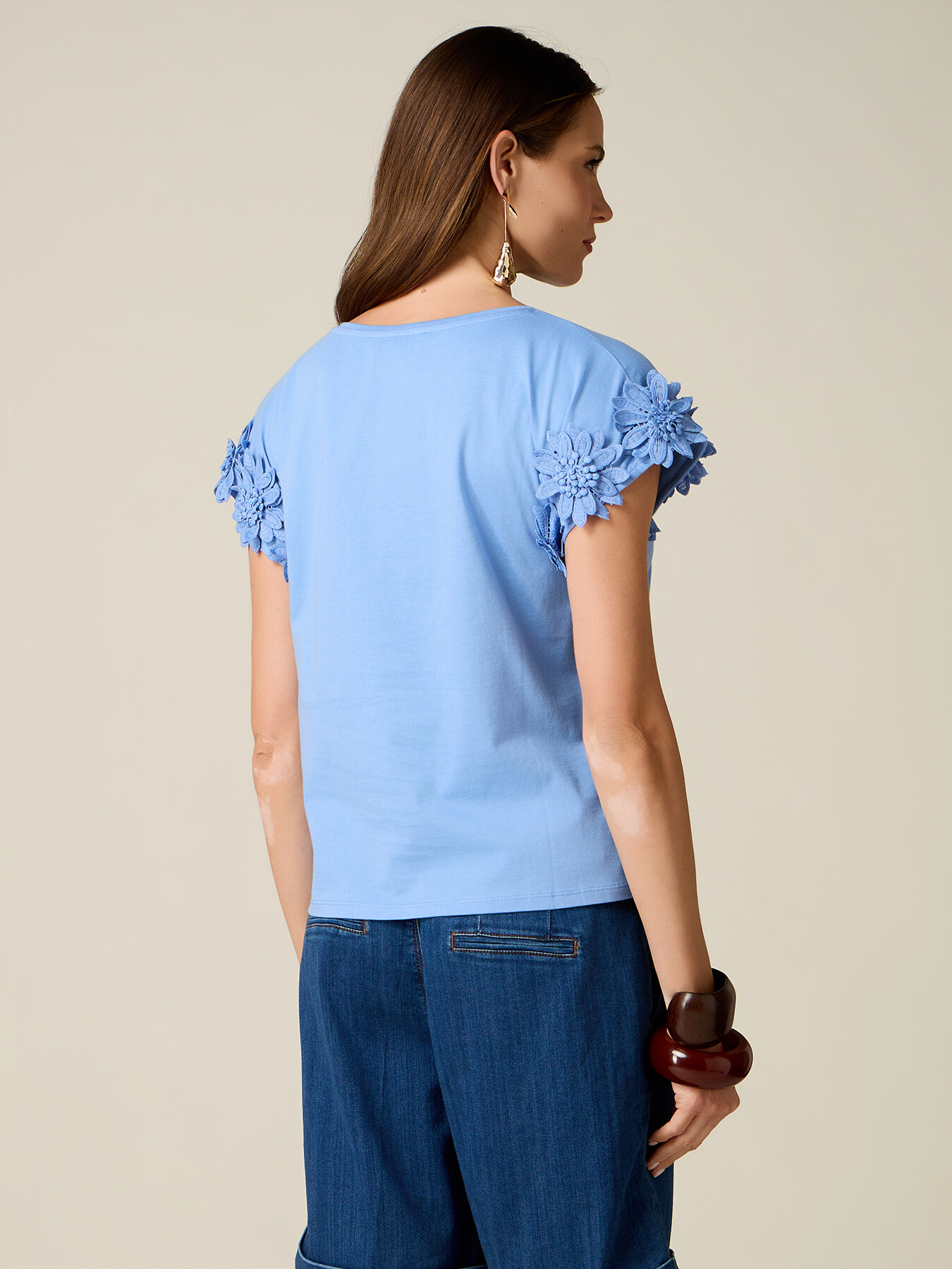 T-shirt avec applications florales en dentelle image number 1