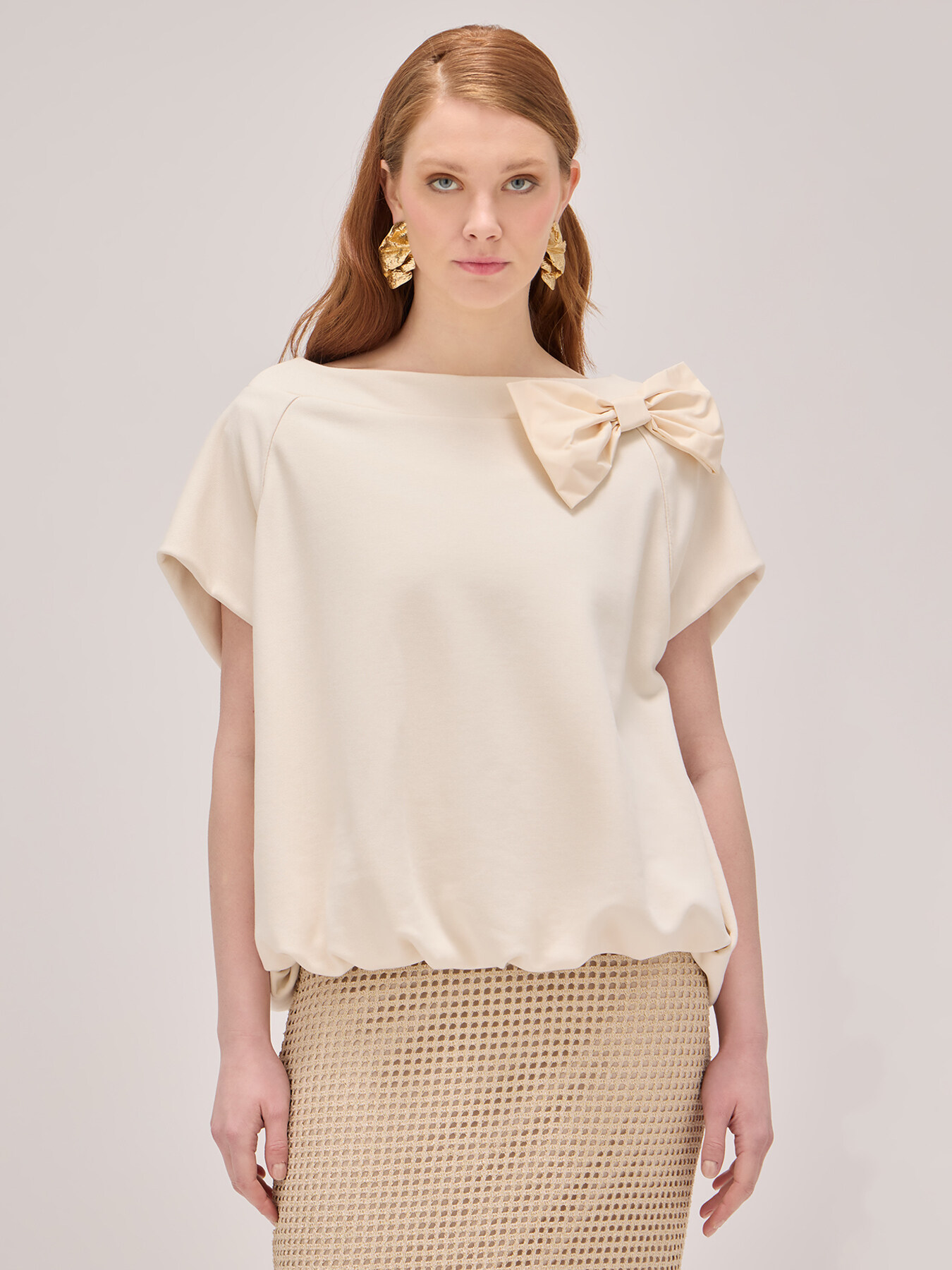 Boxy sweatshirt with bow brooch image number 0