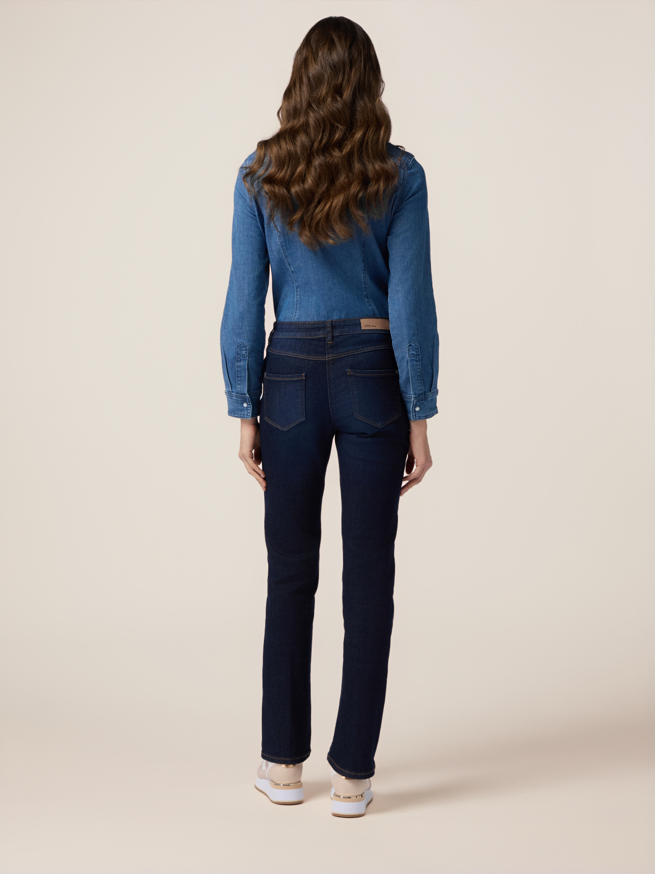 Jeans regular blu rinse con bottoni dorati image number 1