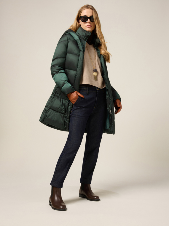 Regular Jeans mit Kettendetail