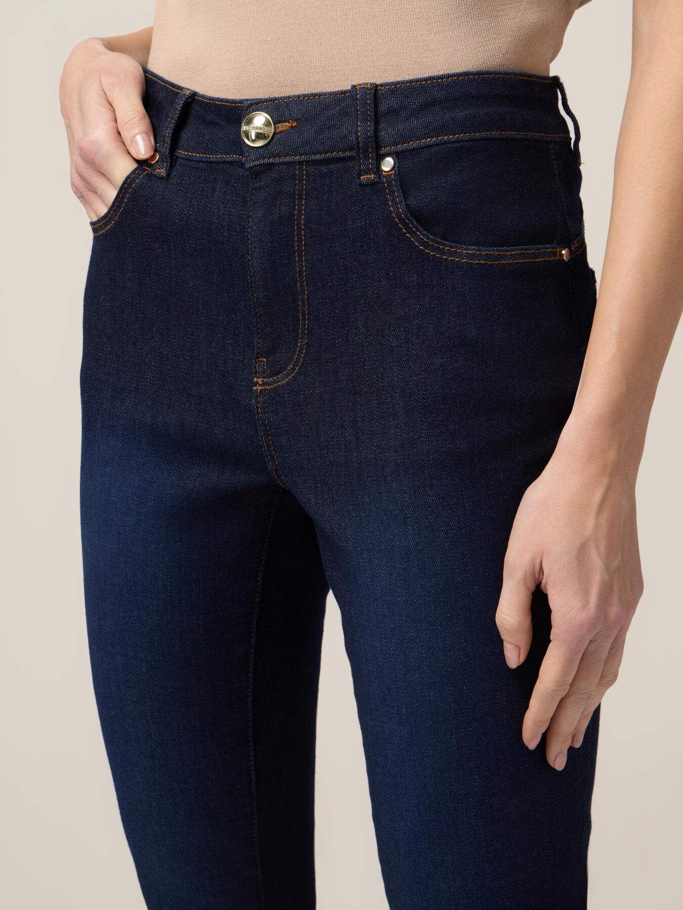 Rinse blue skinny jeans with buttons at the bottom of the leg image number 2