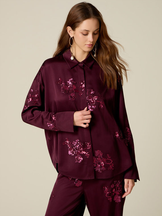 Chemise en satin avec broderie en paillettes