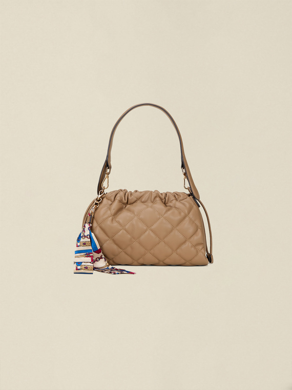 Gesteppte Tasche mit Kordelzug und Charm