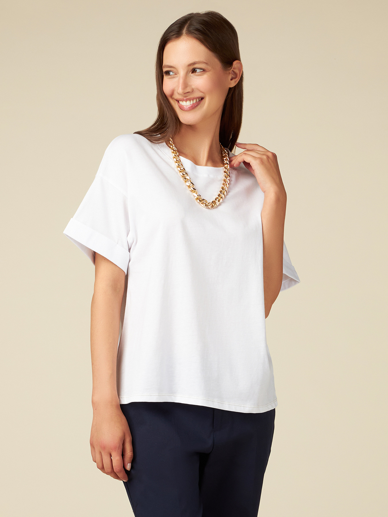 Camiseta con collar dorado image number 0