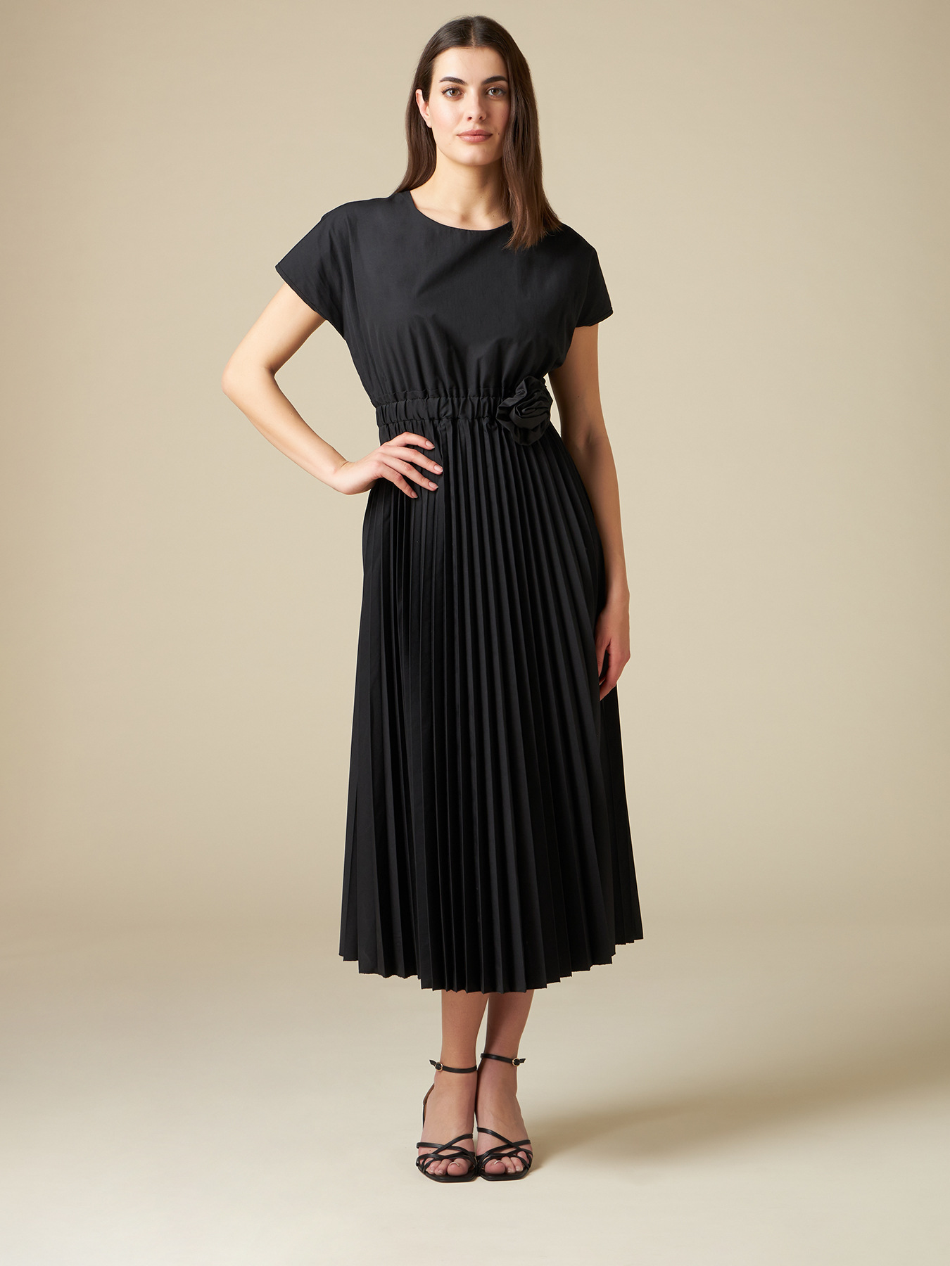 Langes Popeline-Kleid mit Brosche image number 3
