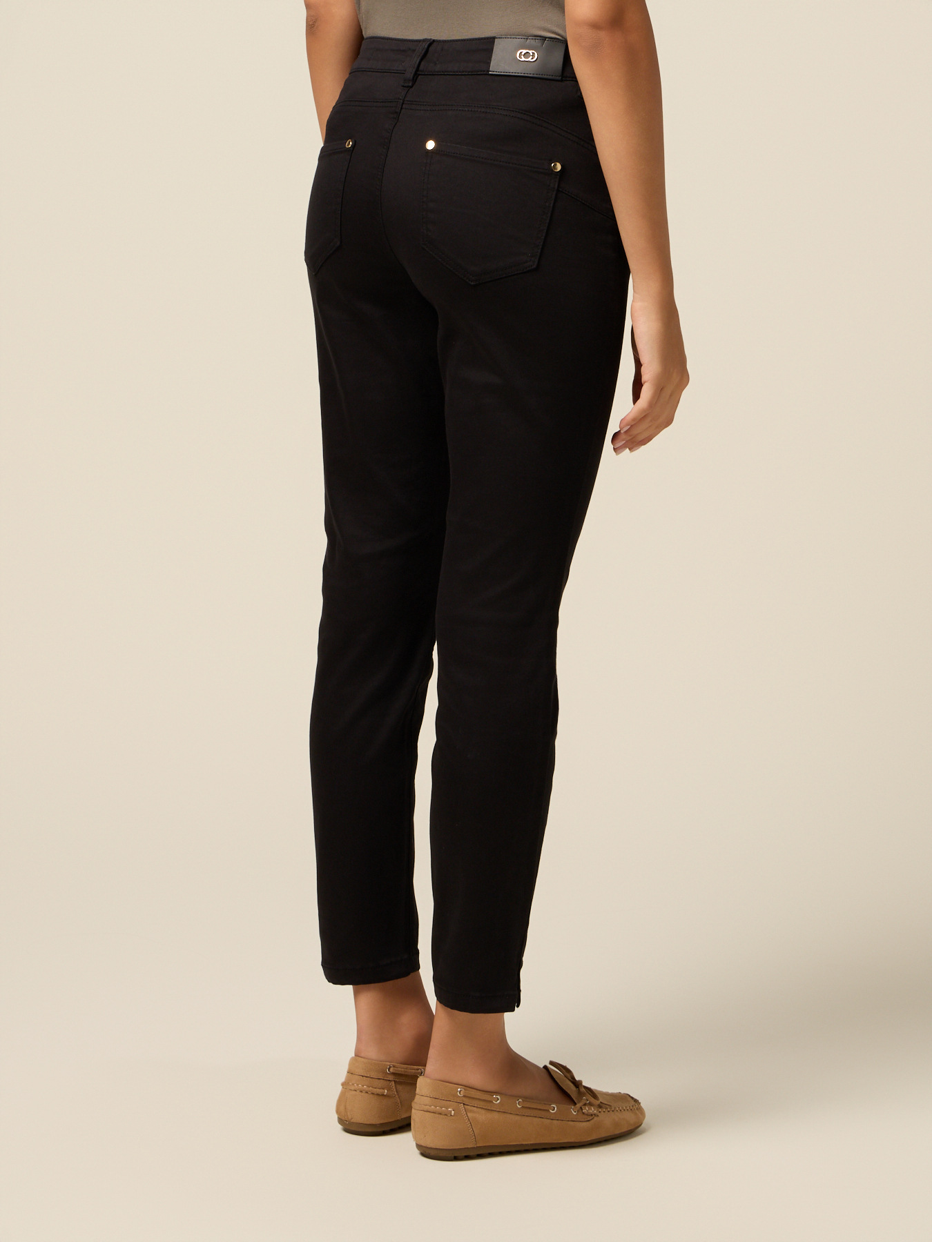 Pantalones regular con detalle de cadena image number 1