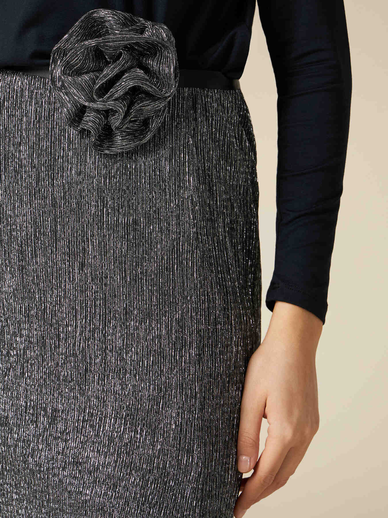 Falda tubo de l&uacute;rex con cintur&oacute;n de flores image number 2