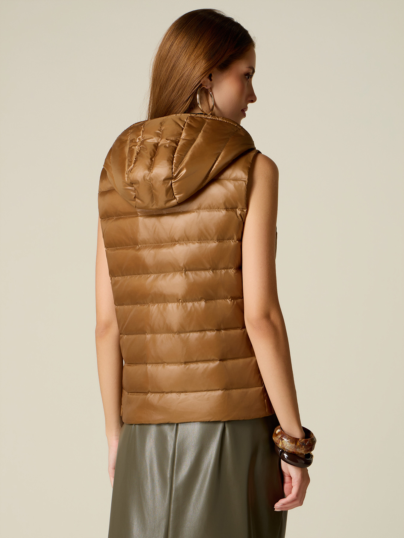 Lightweight sleeveless hooded puffer jacket image number 1