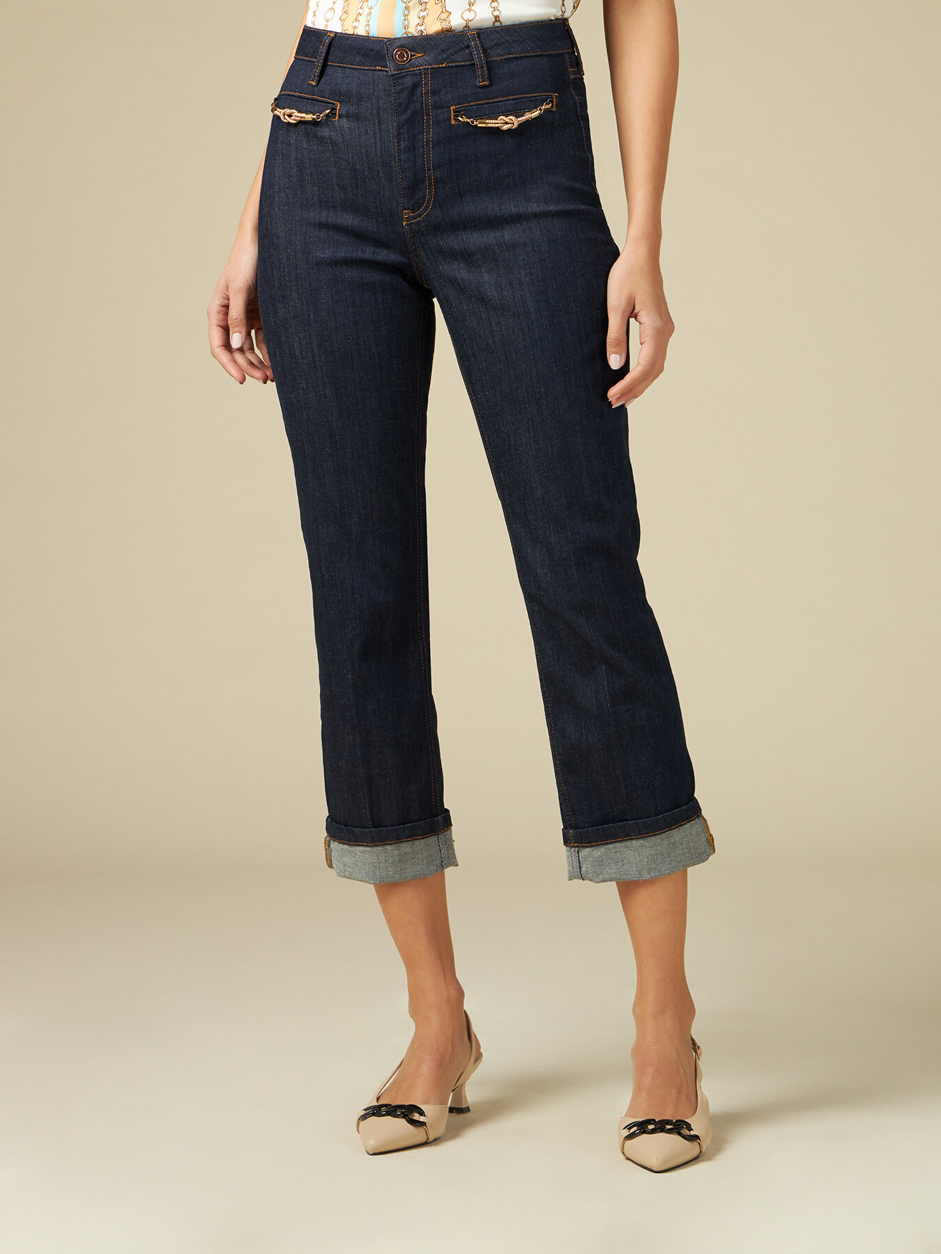 Dunkle Cropped Jeans mit Kettendetails image number 3