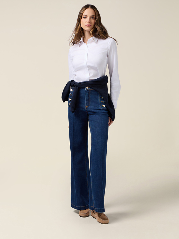 Wide-leg jeans with decorative buttons
