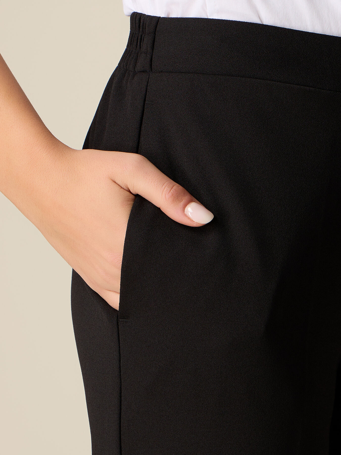 Pantalon coupe r&eacute;guli&egrave;re en tissu cr&ecirc;pe image number 2