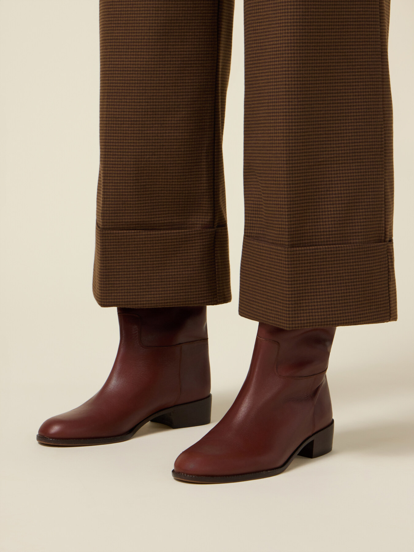 Cropped Hose mit Mikro-Hahnentritt-Muster image number 2