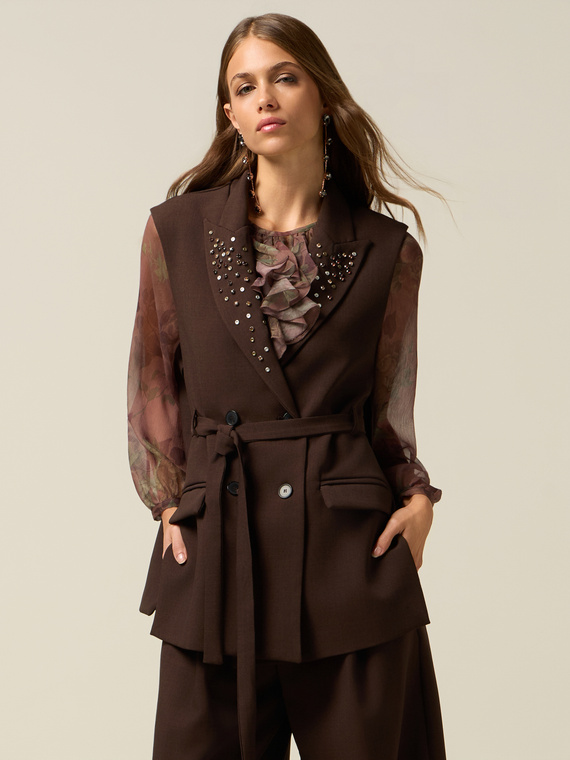 Gilet crois&eacute; avec clous et sertissures