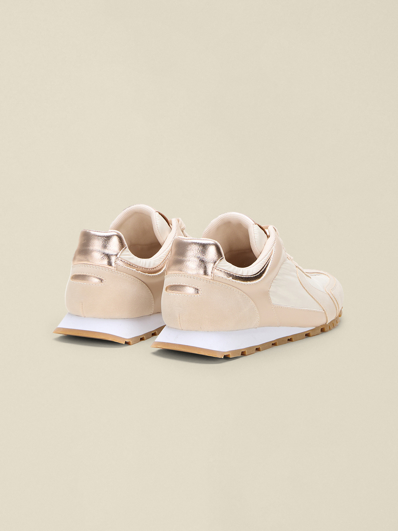 Sneaker aus kombinierten Materialien image number 3