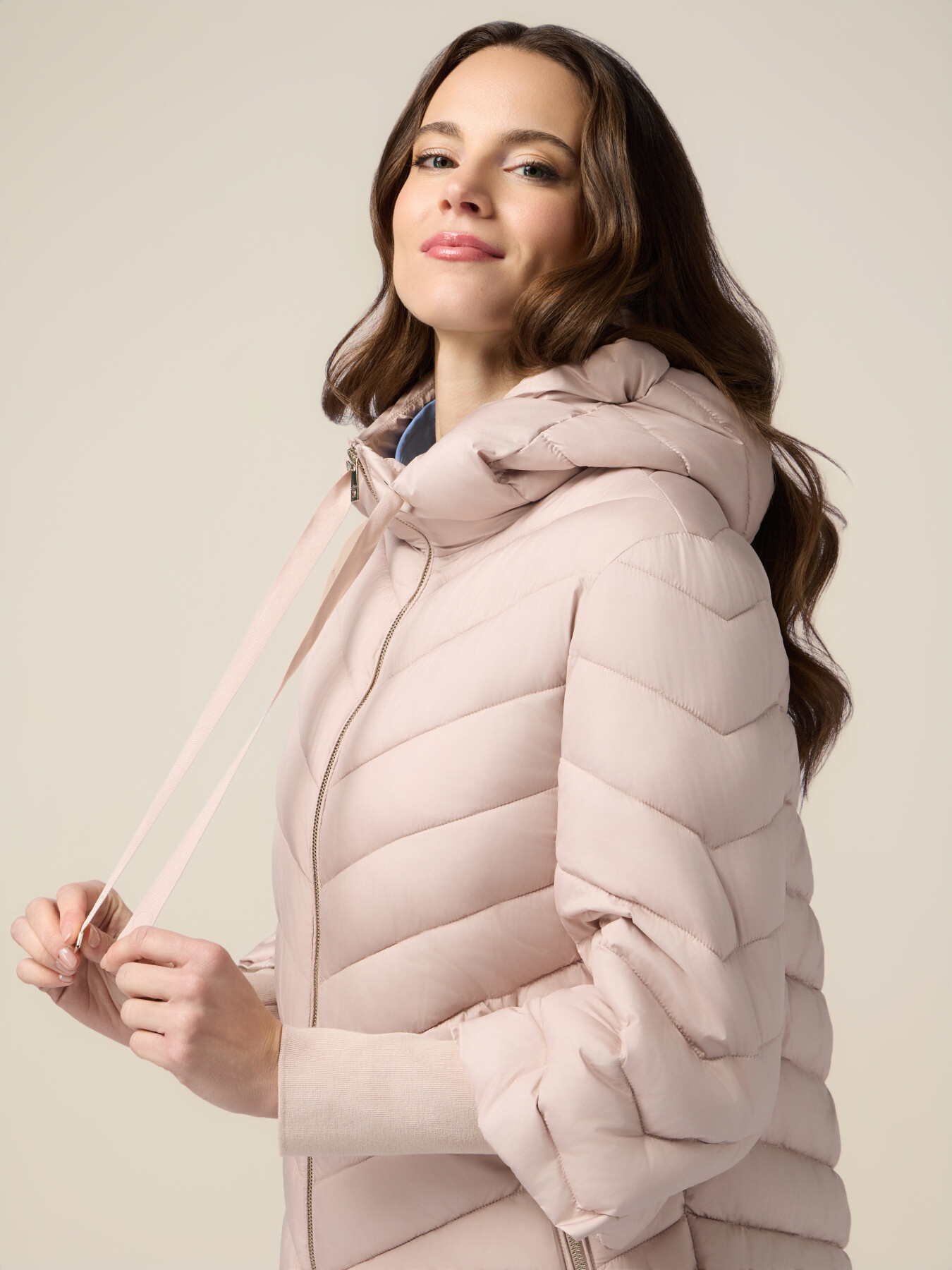 Piumino lightweight con cappuccio e polsini image number 2