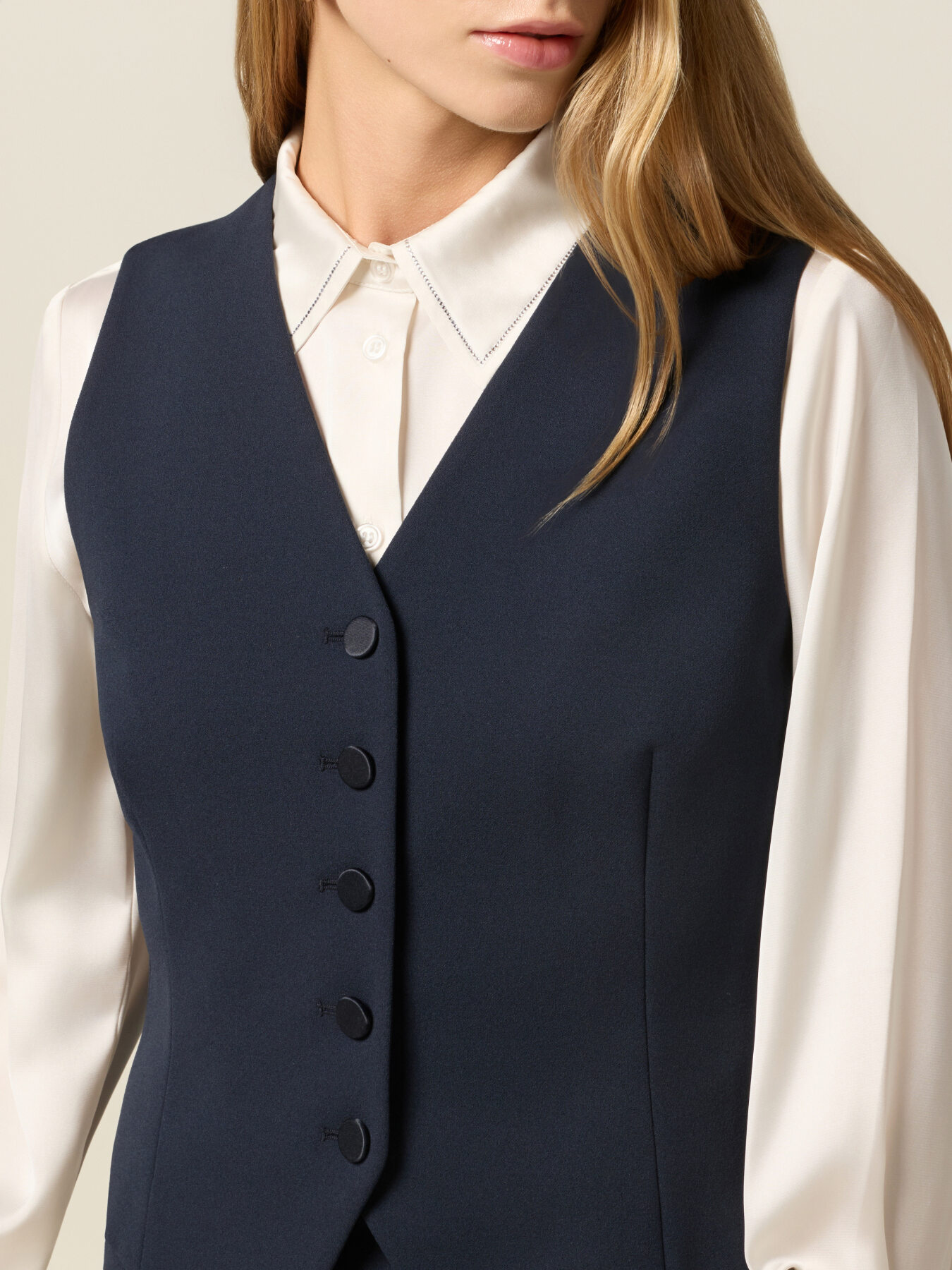 Gilet en tissu cr&ecirc;pe image number 2