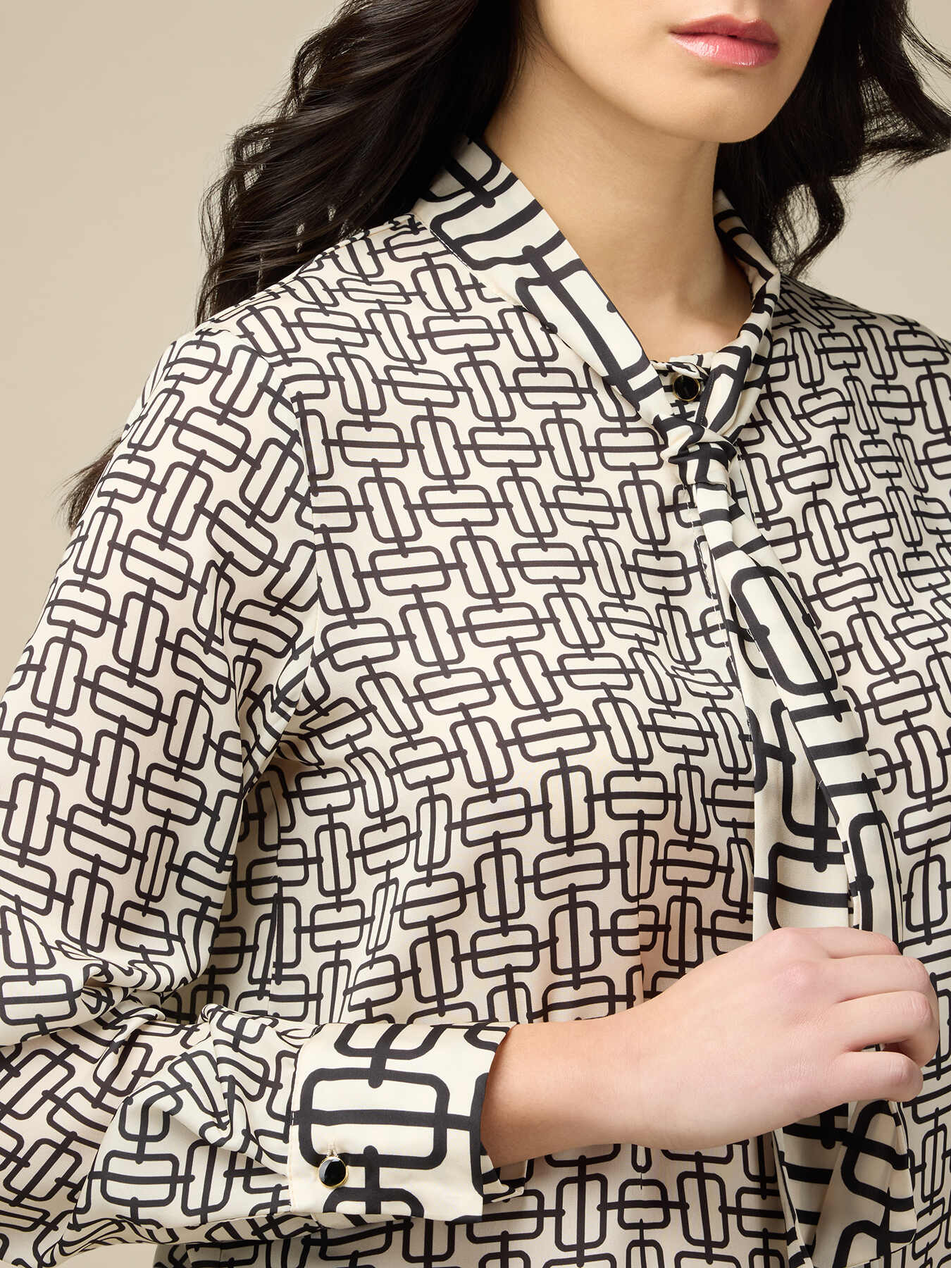 Chemise en satin motif optique avec nœud image number 3