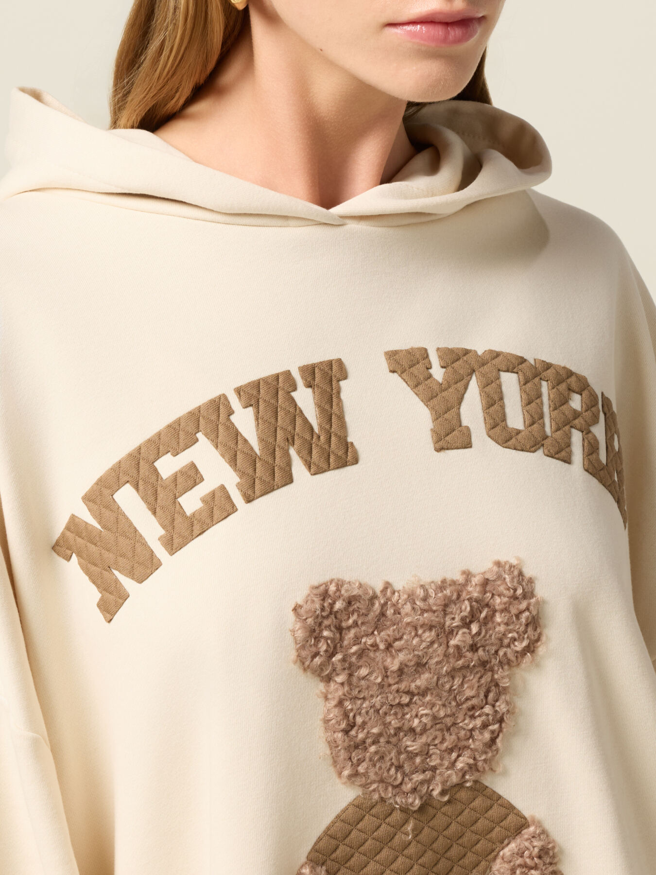 Sudadera cerrada con capucha y letras image number 2