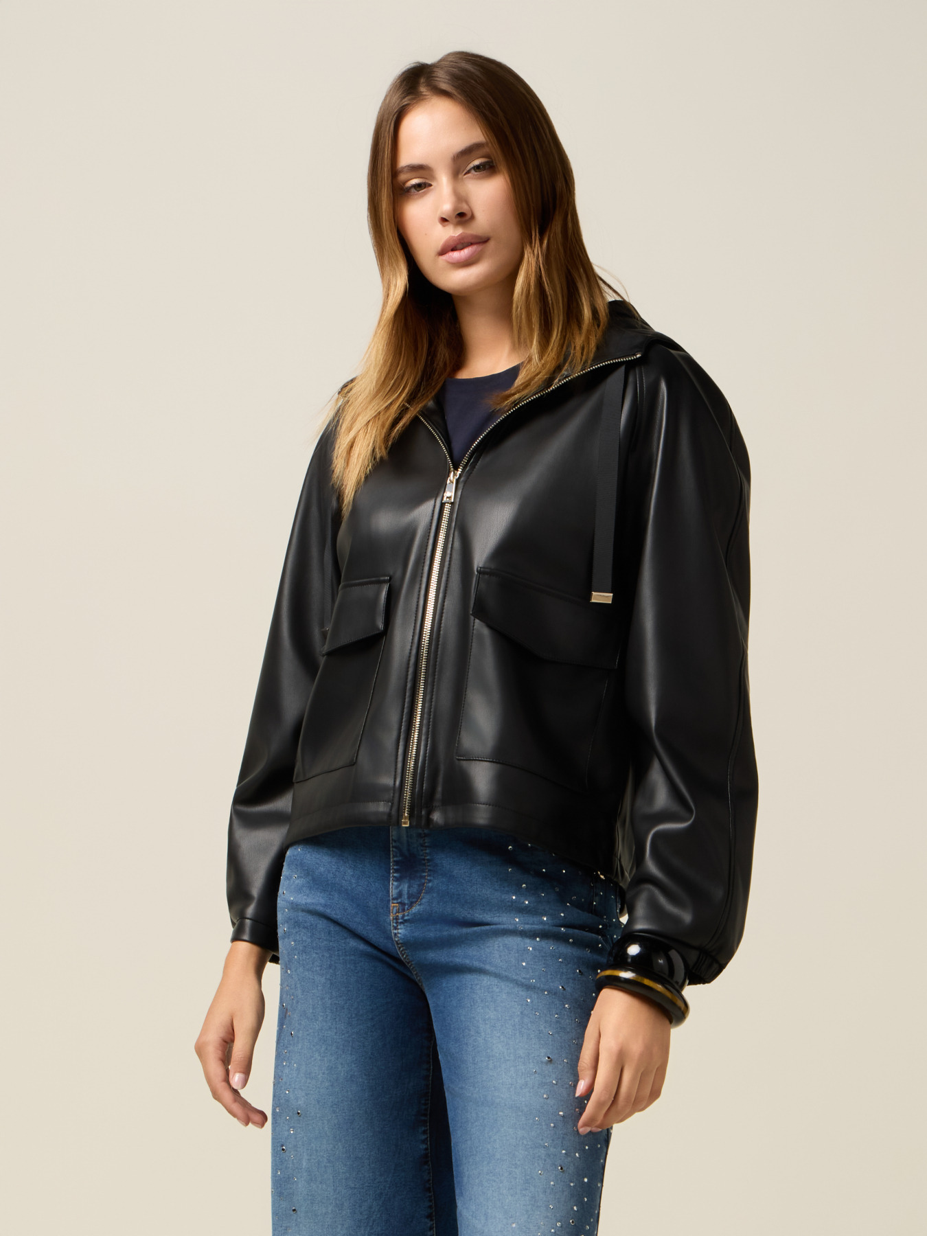 Kurze Jacke mit Kapuze und Rei&szlig;verschluss image number 0