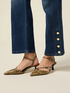 Jeans regulares con botones decorativos image number 2