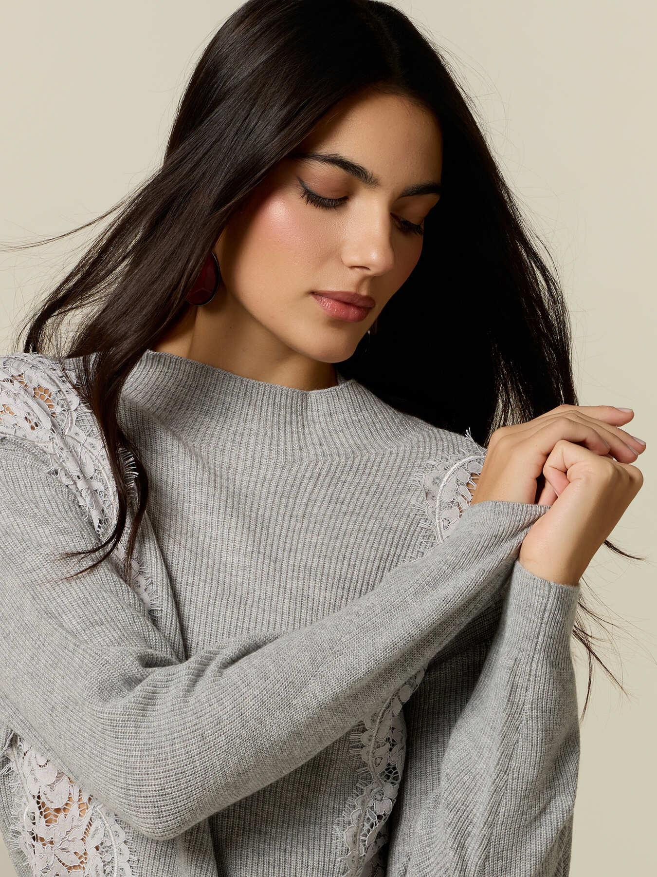 Maglia misto cashmere con inserti in pizzo image number 2