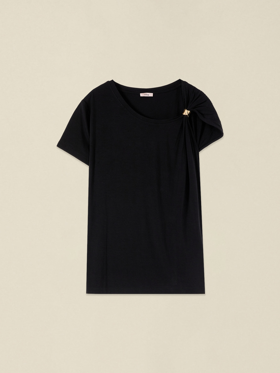 Einseitig schulterfreies T-Shirt mit Metallaccessoire