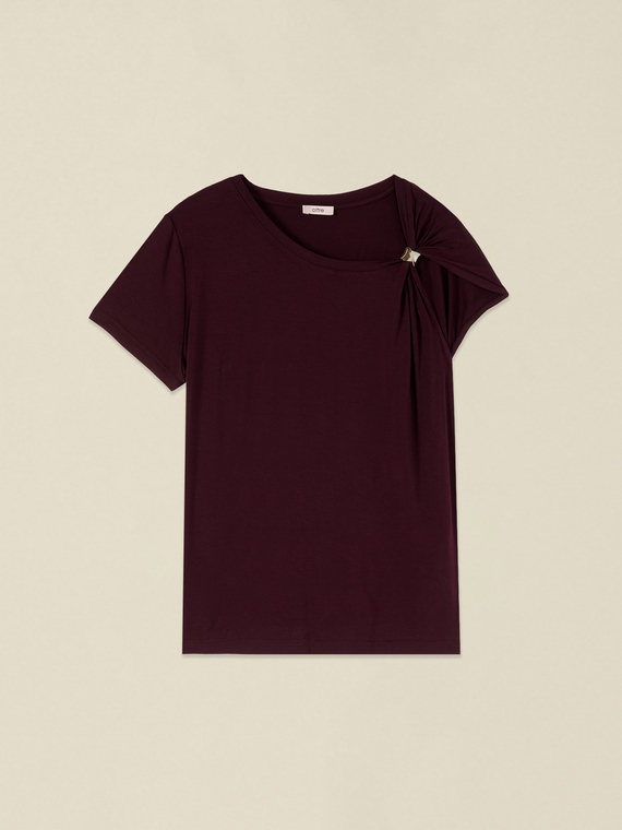 Einseitig schulterfreies T-Shirt mit Metallaccessoire