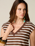 T-shirt scollo a V a righe image number 2