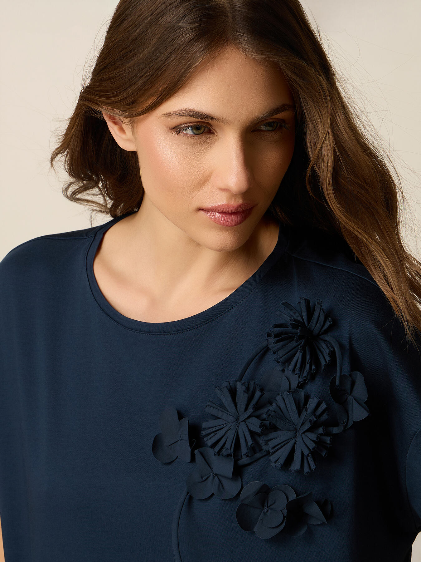 T-shirt with floral appliqu&eacute;s image number 2