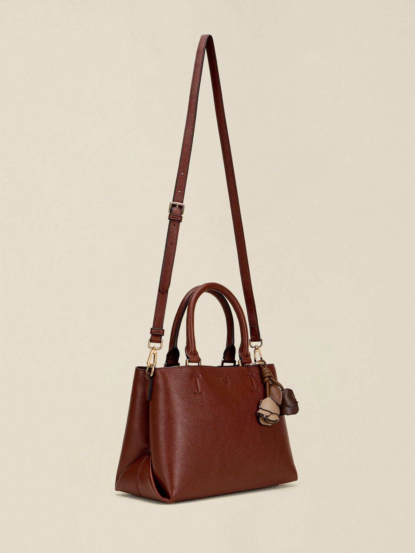 Shoulder bag with floral charms image number 4
