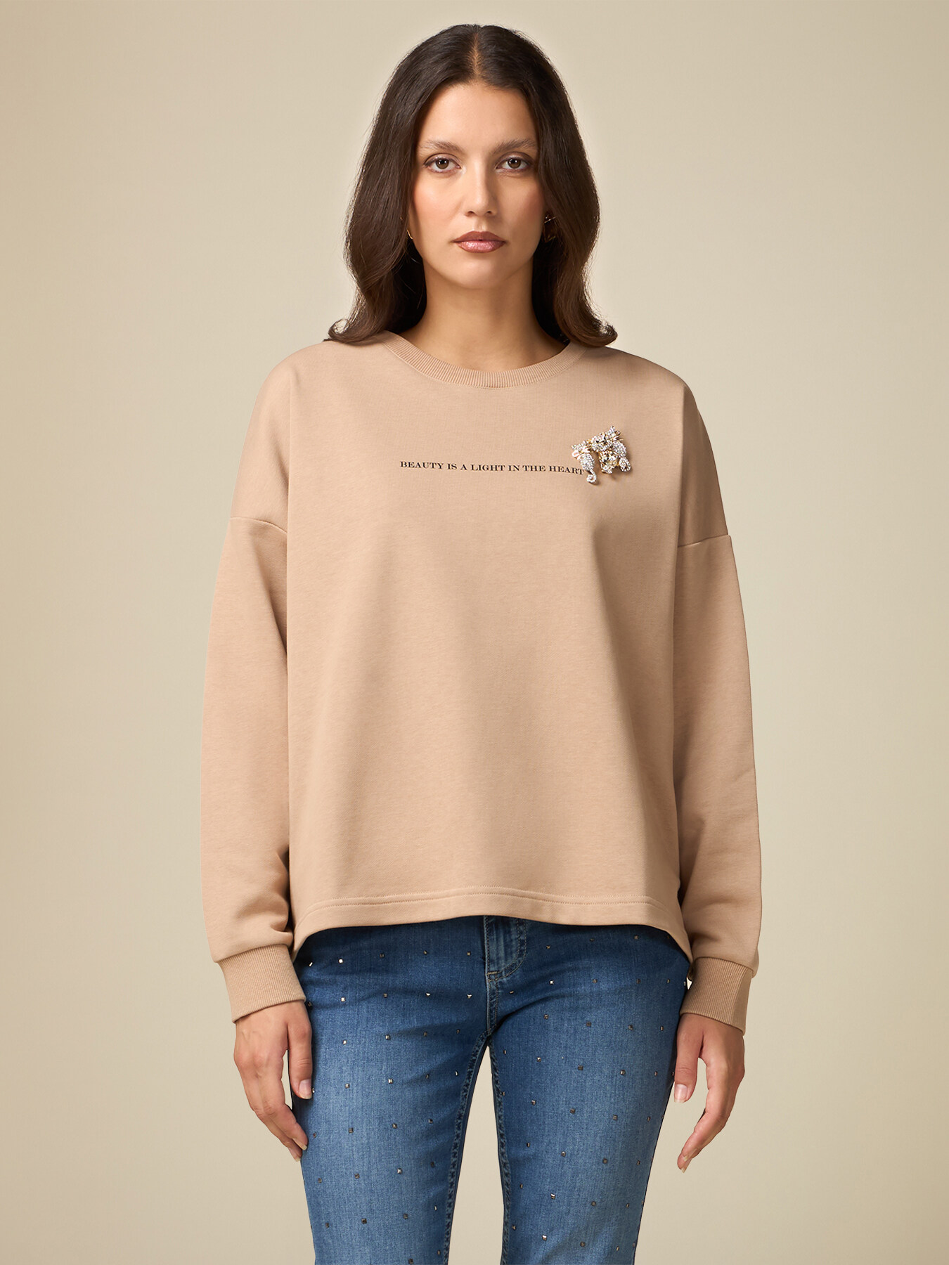 Sweatshirt with lettering and brooches image number 0