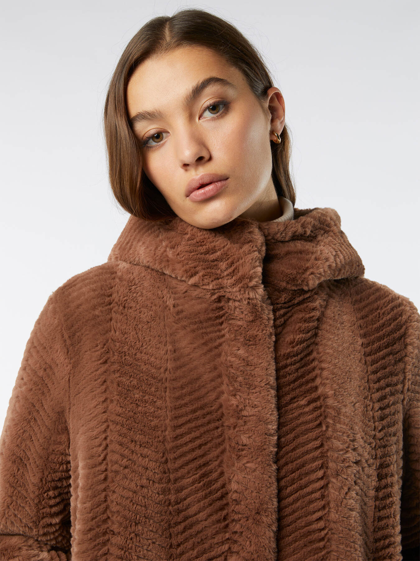 Pelliccia sintetica con cappuccio image number 1