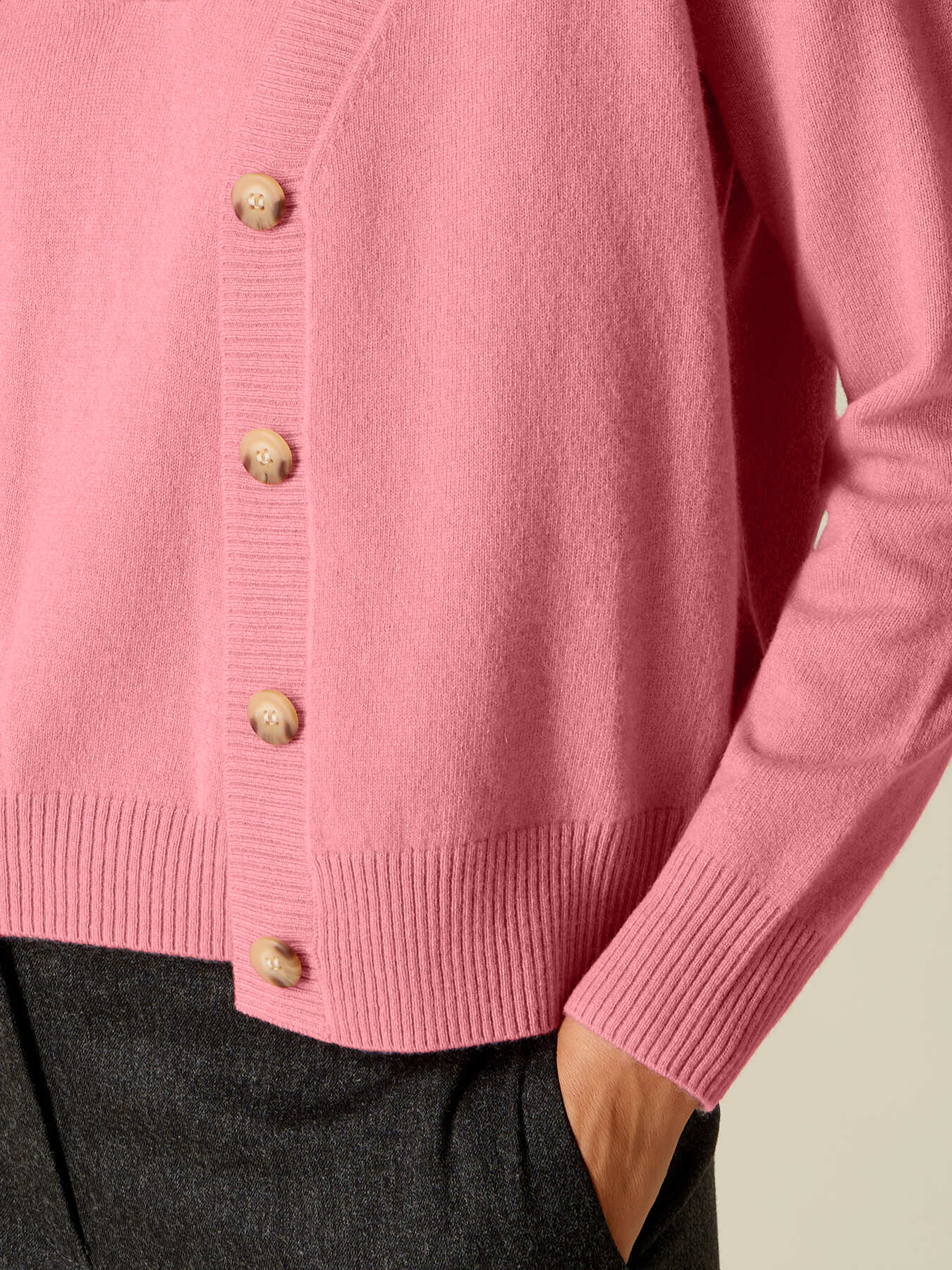 Cardigan in lana/cashmere con scollo a V image number 2