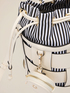 Bolso tipo cubo con tejido trenzado image number 4