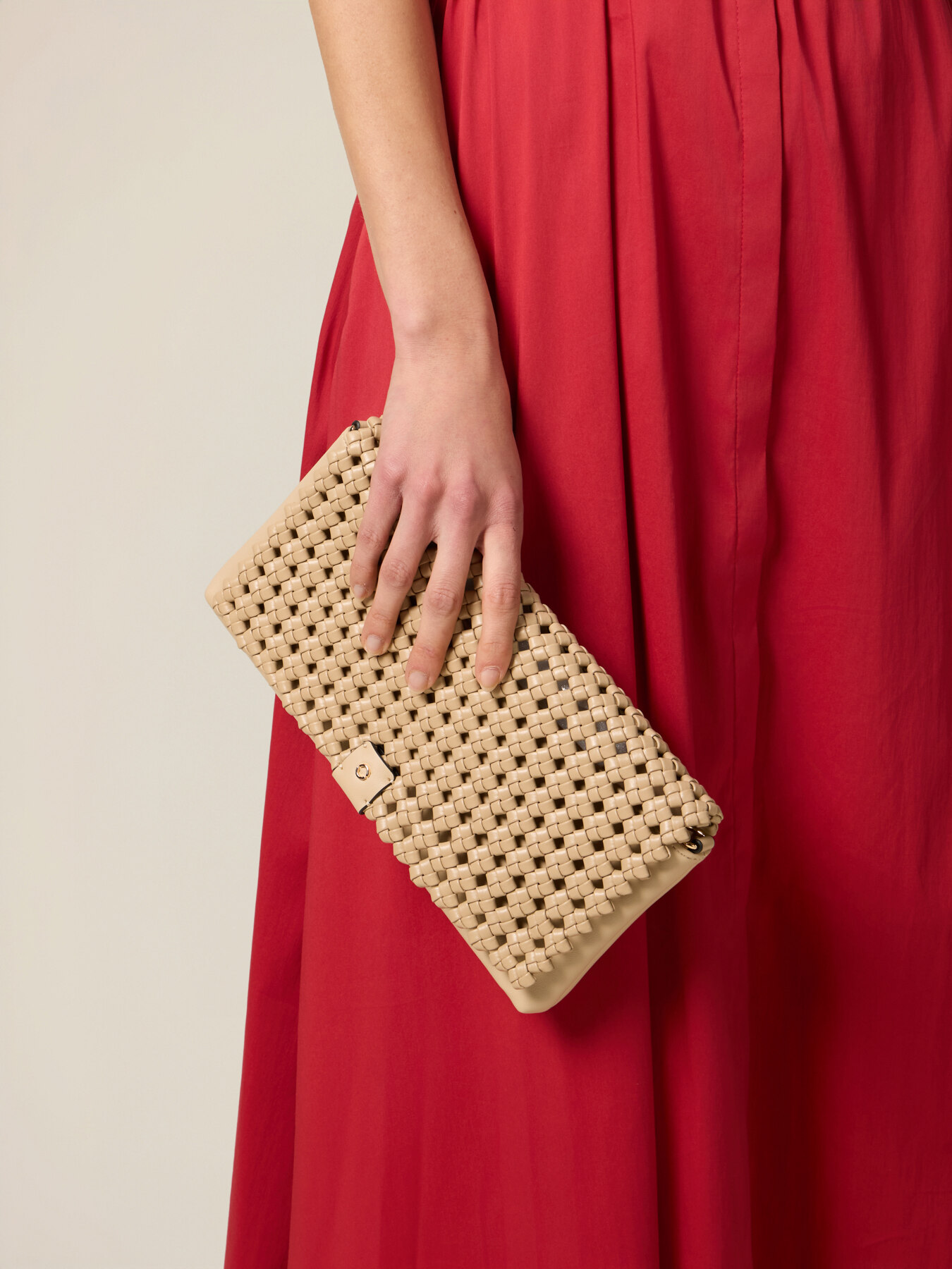 Clutch trenzado con detalle met&aacute;lico image number 0