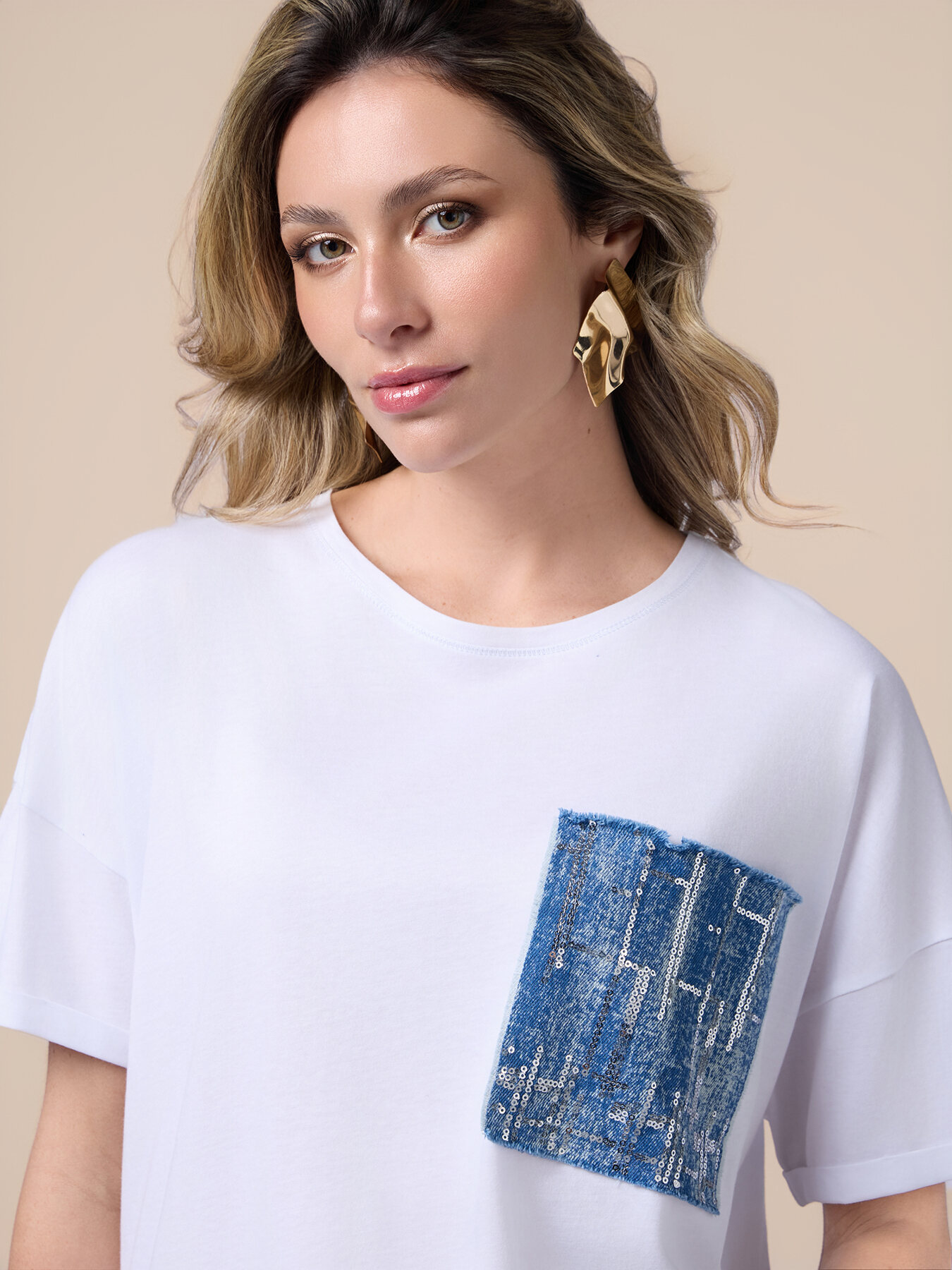 T-shirt con tasca in denim e paillettes image number 2