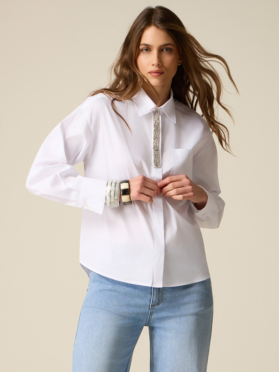 Camisa de popelina con bordado de joya