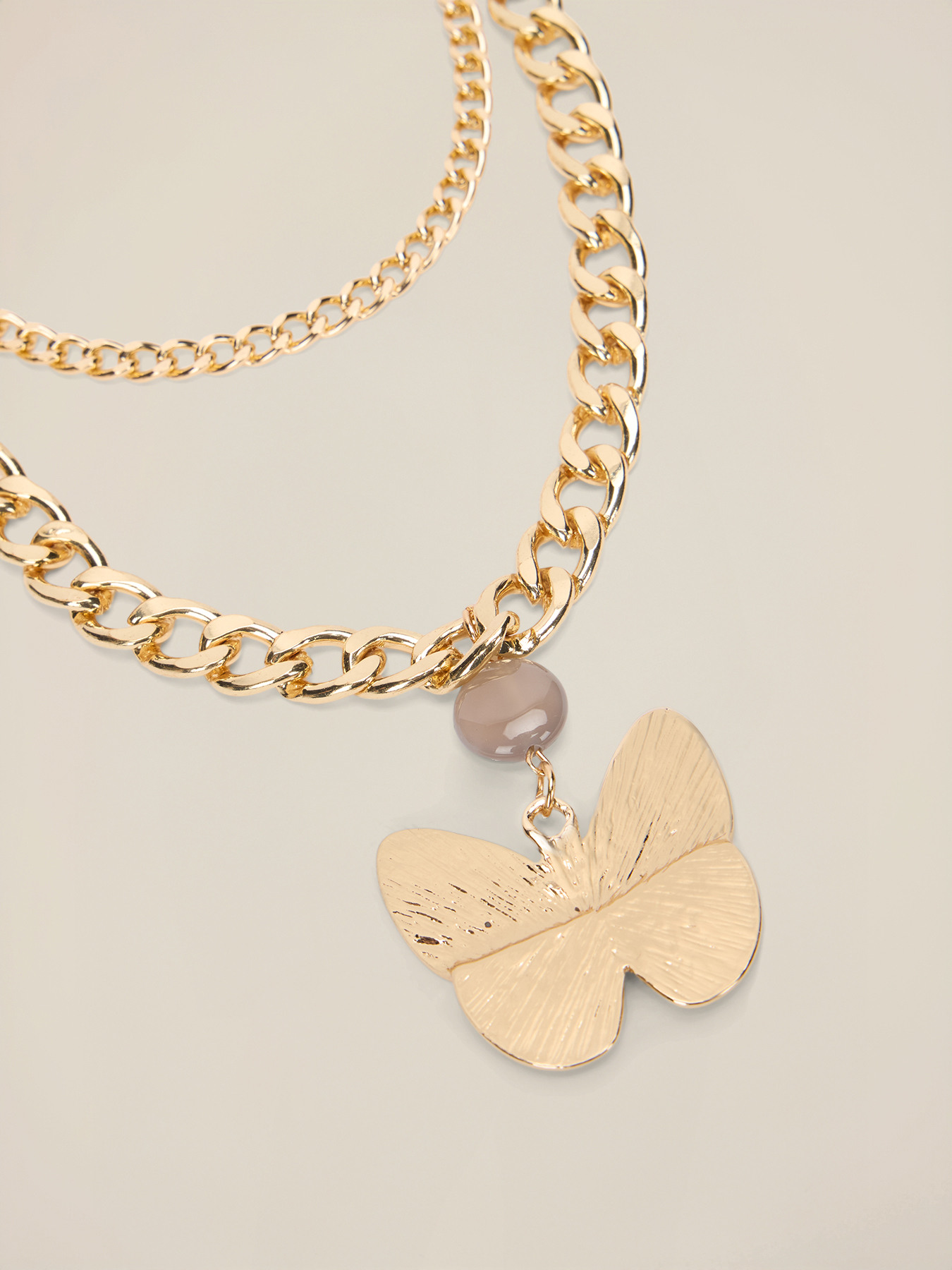 Collier en m&eacute;tal avec pendentif papillon image number 2