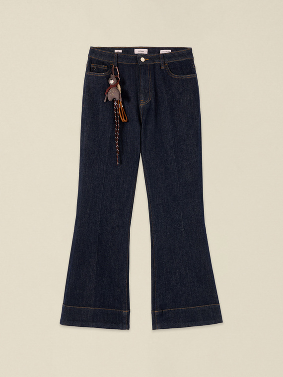 Jeans mit ausgestelltem Bein und Charm
