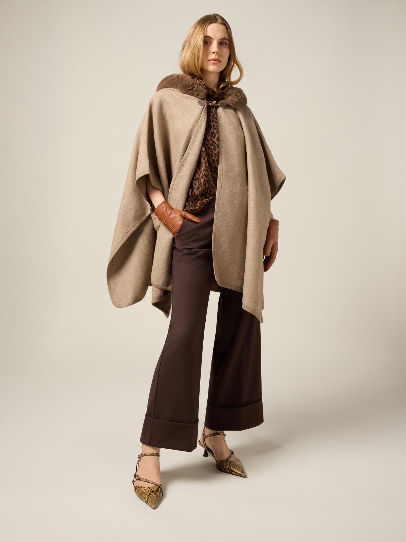 Pantalones palazzo cropped de franela image number 0