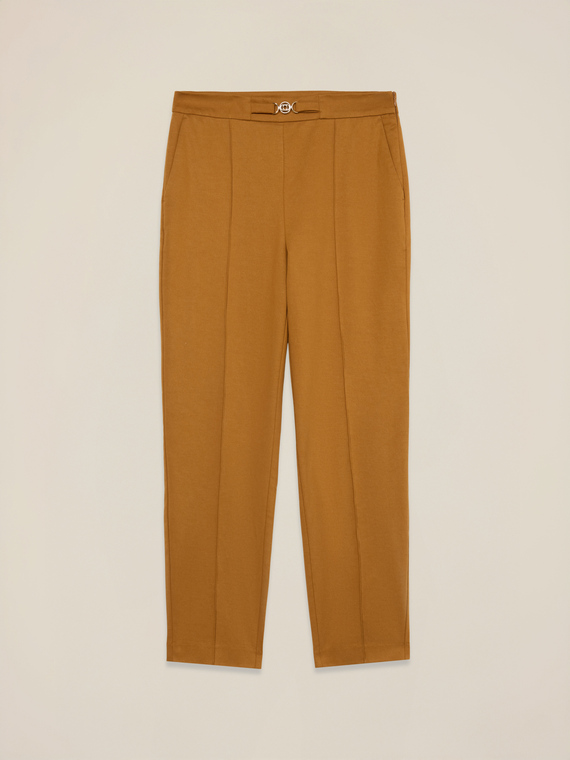Chinos mit Detail am Bund