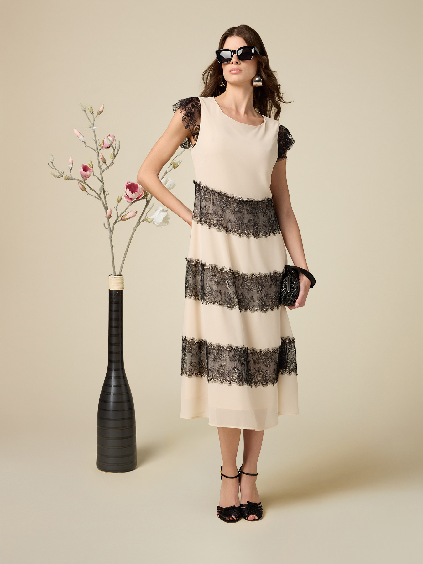 Dress with contrasting colour lace image number 3