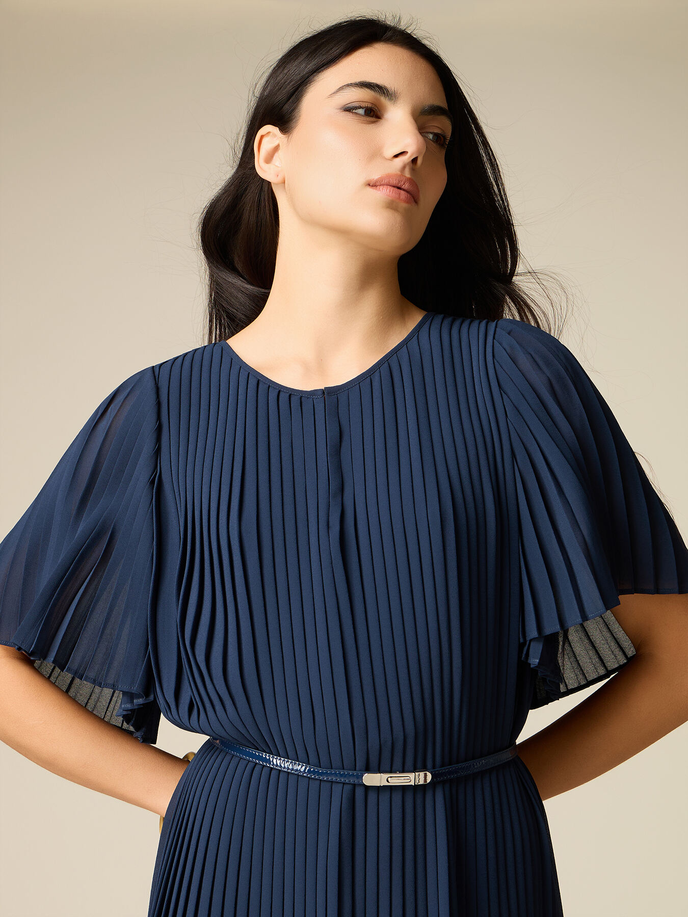 Short dress in pleated georgette image number 2