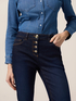 Jeans regular blu rinse con bottoni dorati image number 2