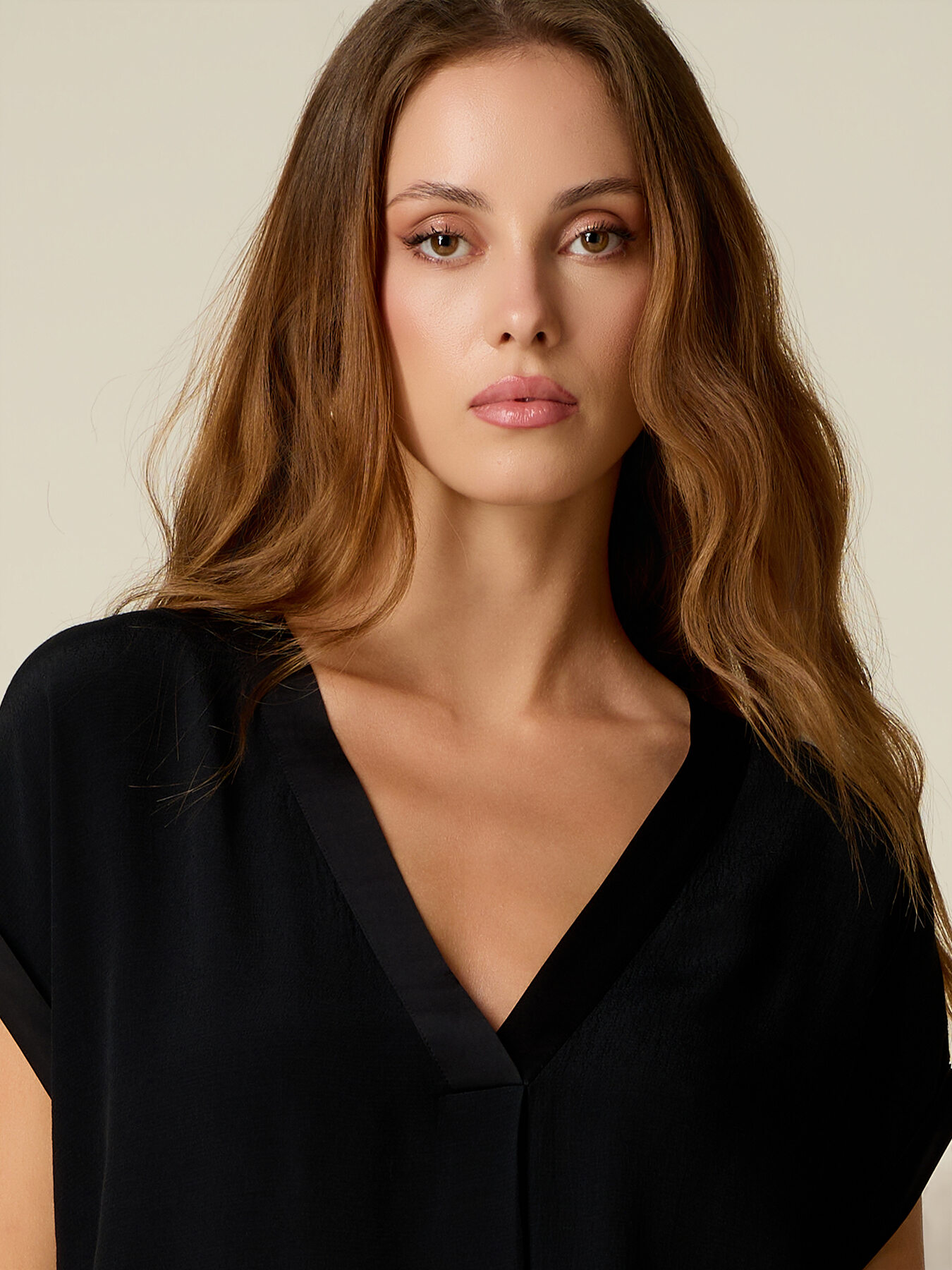 Blouse en cr&ecirc;pe de viscose avec encolure en V image number 2